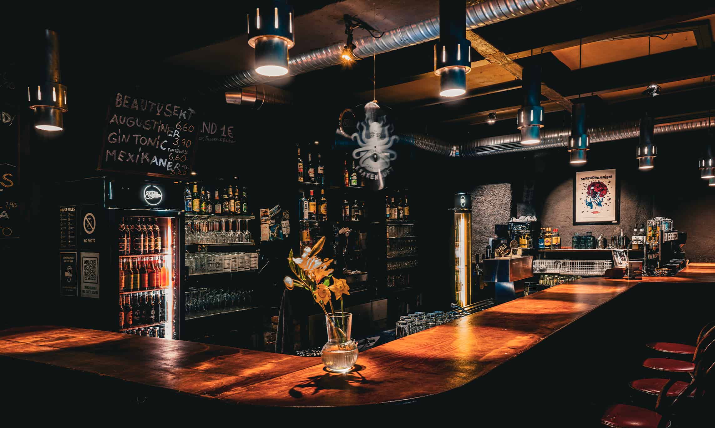Barbereich der GrooveStation Dresden bei Nacht