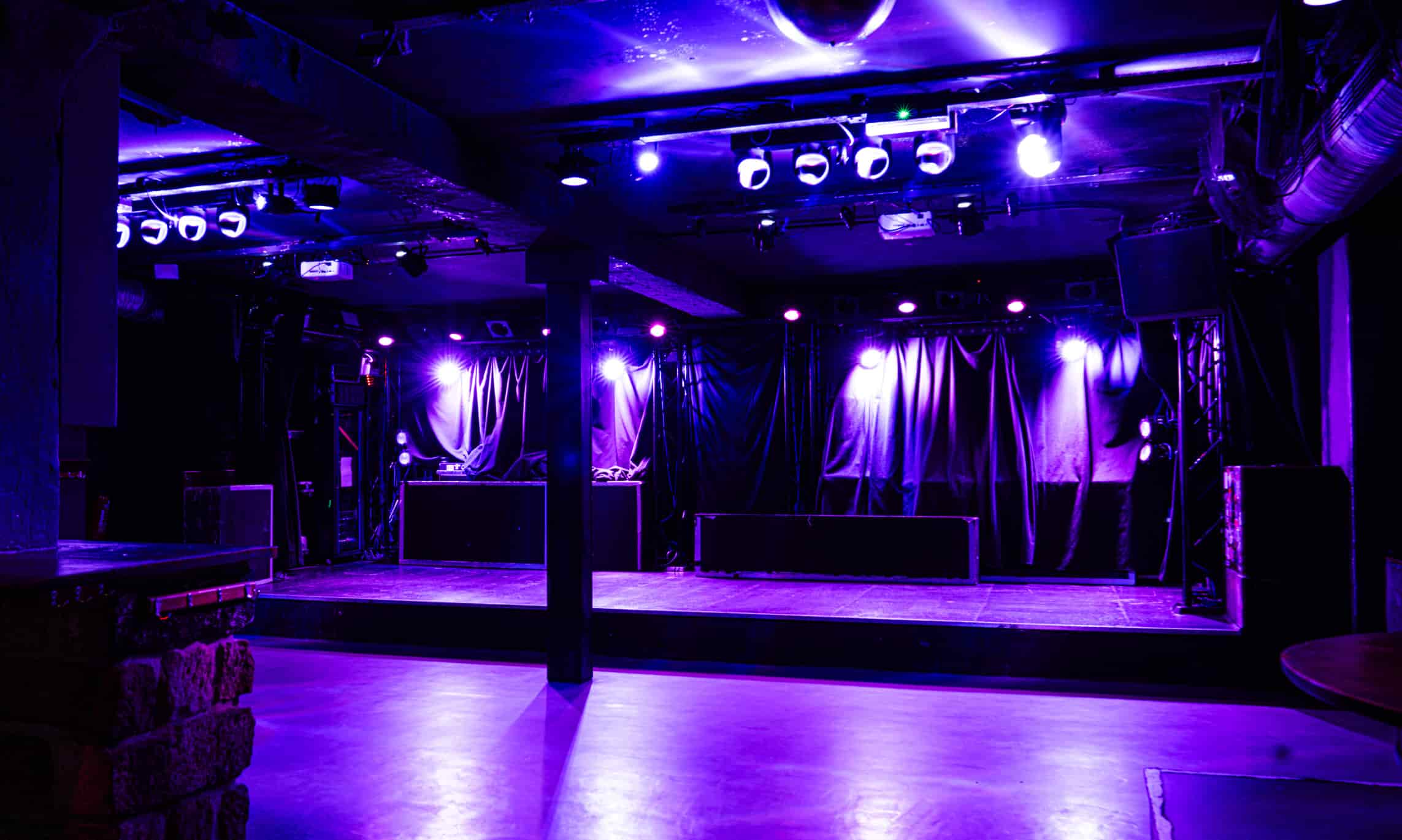 Dancefloor und Bühne der GrooveStation